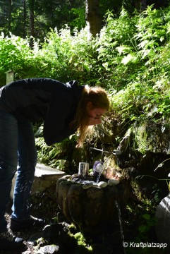 Steine Löscht den Durst und stärkt den Geist: herrlich frisches sprudelndes klares Quellwasser