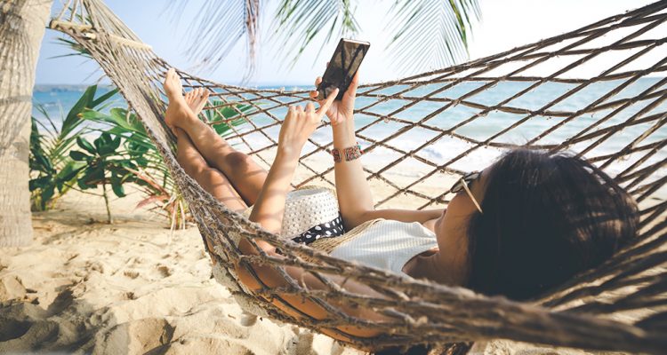 Urlaub handy smartphone strand haengematte