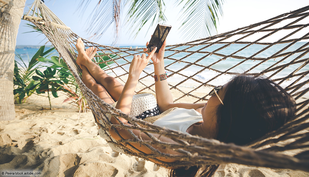 Urlaub handy smartphone strand haengematte