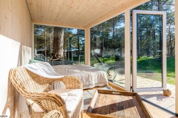 Gartenhaus Holz mit großen Fenstern