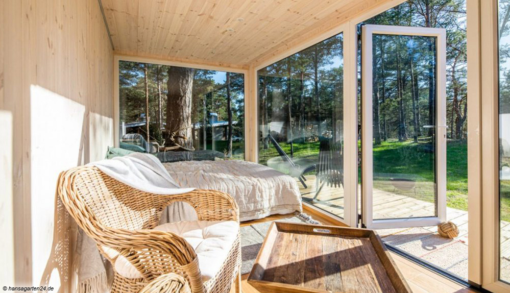 Gartenhaus Holz mit großen Fenstern
