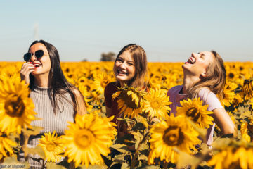 Frauen Blumen Sonne Lachen