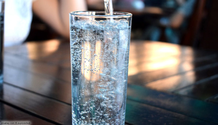 Glas Wasser Sprudel