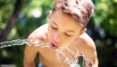 Kind Junge trinkt wasser