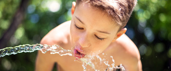 Kind Junge trinkt wasser