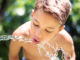 Kind Junge trinkt wasser