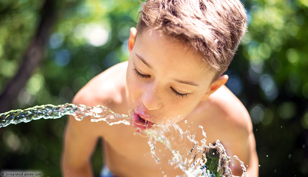 Kind Junge trinkt wasser