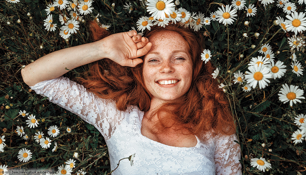 Frau mit Blumenkranz