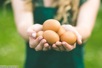 Frau zeigt ihre Eier