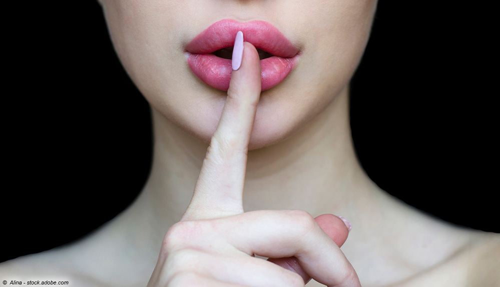 Frau mit Finger vor dem Mund