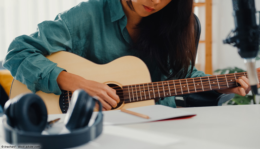 Frau schreibt ein Lied