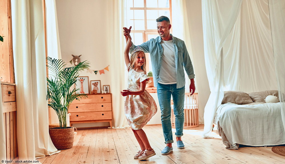 Vater und Tochter tanzend