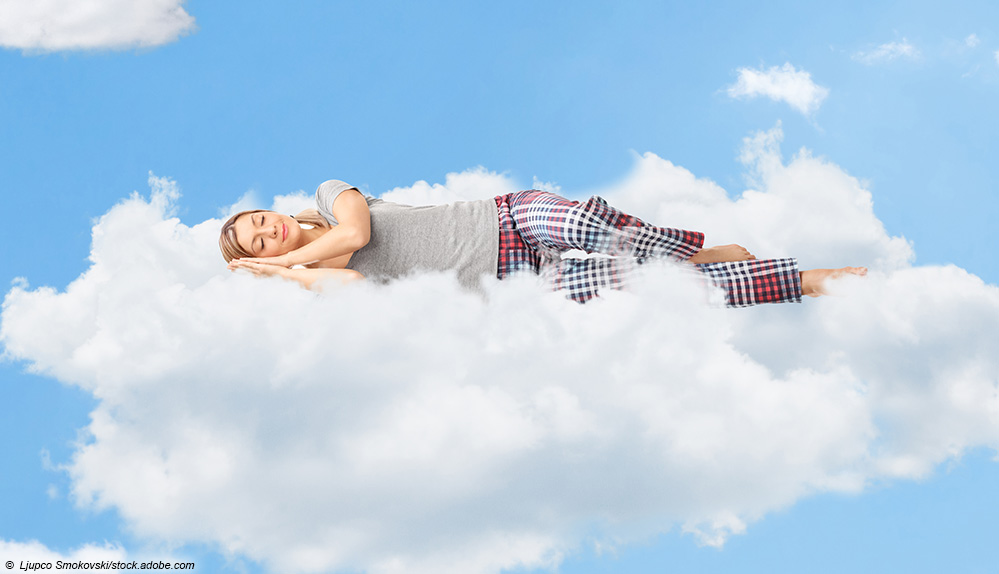 schlafende frau auf wolke