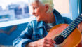 Seniorin mit Gitarre