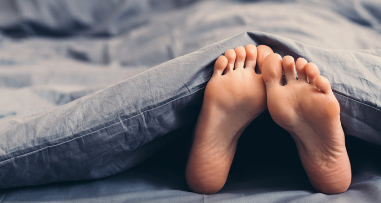 bett schlafen Matratze Decke Füße