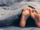bett schlafen Matratze Decke Füße