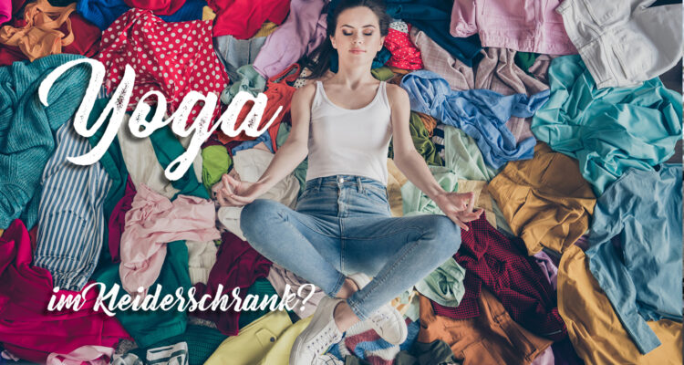 Frau mit Yoga-Pose auf Wäschehaufen