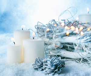 Kerzen in winterlicher Landschaft