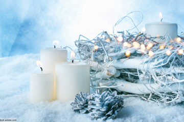 Kerzen in winterlicher Landschaft