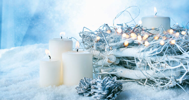 Kerzen in winterlicher Landschaft