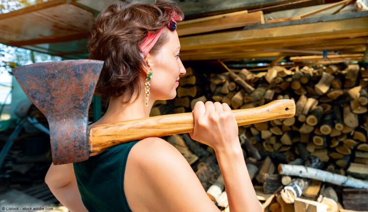 Frau mit Axt und Holz