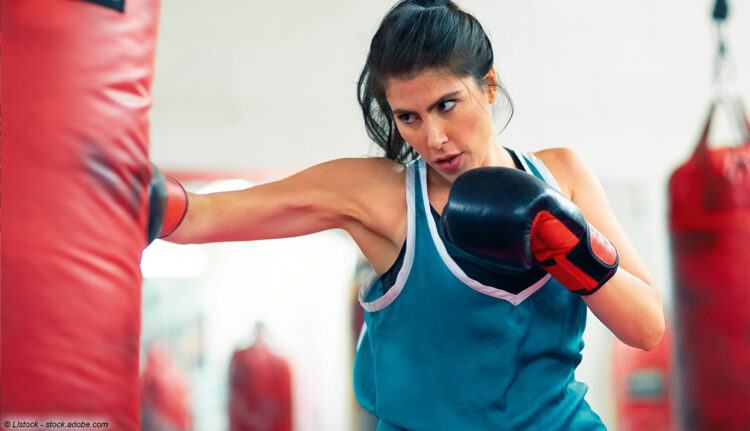 Frau boxt Sandsack