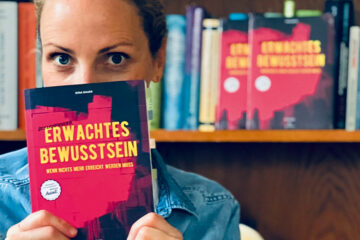 Autorin Nina Bauer mit Buch