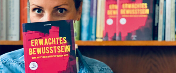 Autorin Nina Bauer mit Buch