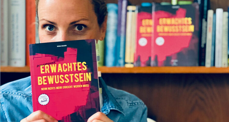 Autorin Nina Bauer mit Buch
