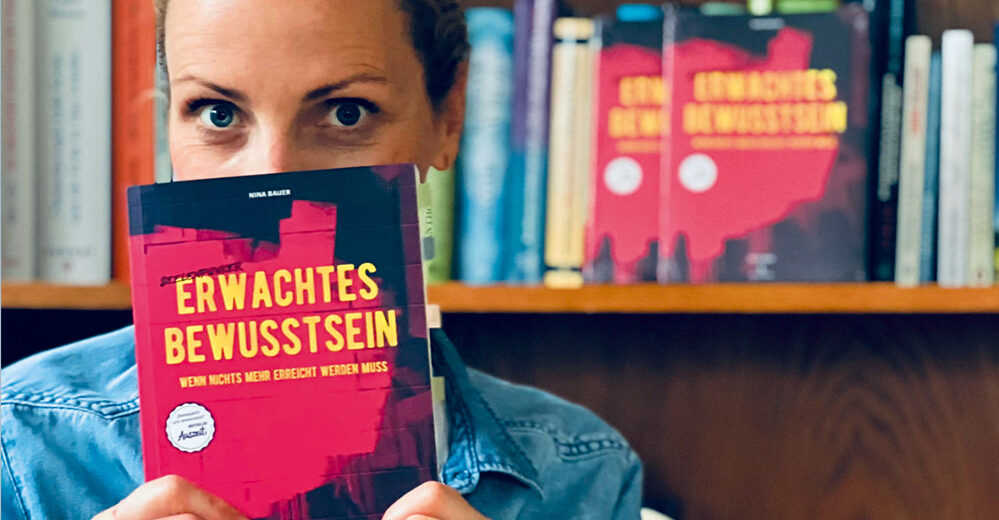 Autorin Nina Bauer mit Buch