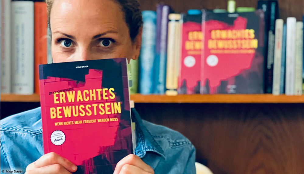 Autorin Nina Bauer mit Buch