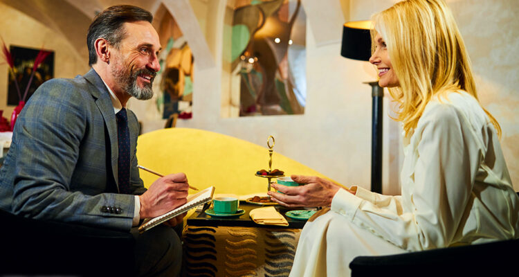 Dating Mann und Frau mit Kaffee und Schreibblock, Singledasein