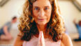 Frau in ihrer Lebensmitte beim Yoga
