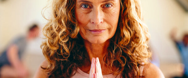 Frau in ihrer Lebensmitte beim Yoga
