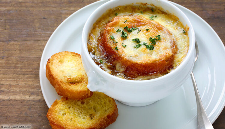 Schüssel mit Zwiebelsuppe und Brot