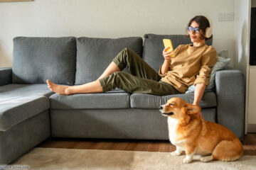 Frau mit Hund auf Couch