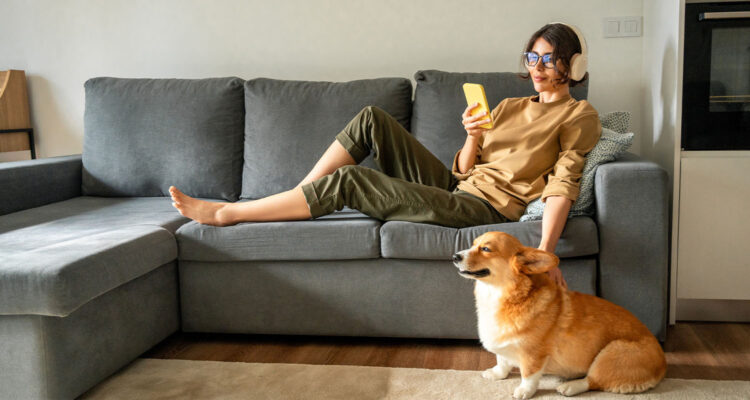 Frau mit Hund auf Couch