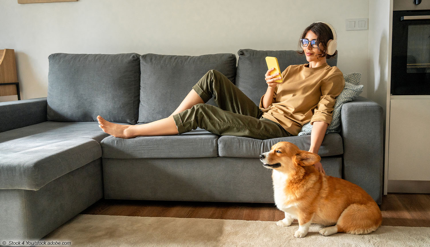 Frau mit Hund auf Couch