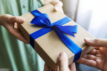 Ein Geschenk wird überreicht