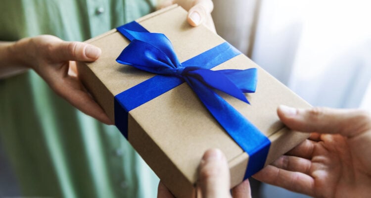 Ein Geschenk wird überreicht