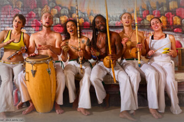 Capoeira-Gruppe musiziert gemeinsam