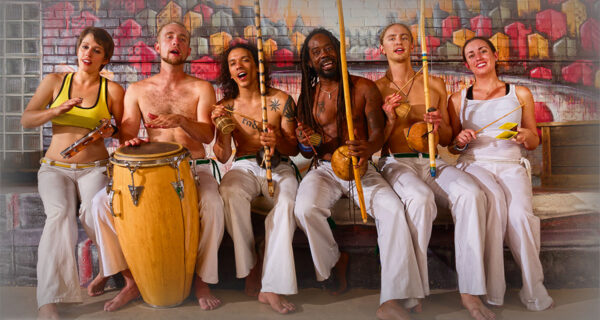 Capoeira-Gruppe musiziert gemeinsam