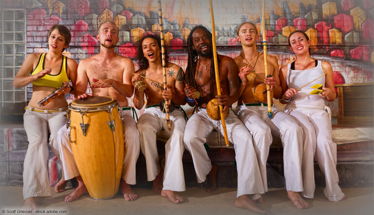 Capoeira-Gruppe musiziert gemeinsam