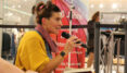 Autorin Katja Thienel mit Mikrofon bei Lesung