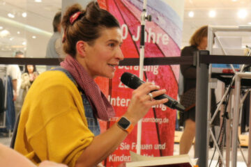 Autorin Katja Thienel mit Mikrofon bei Lesung