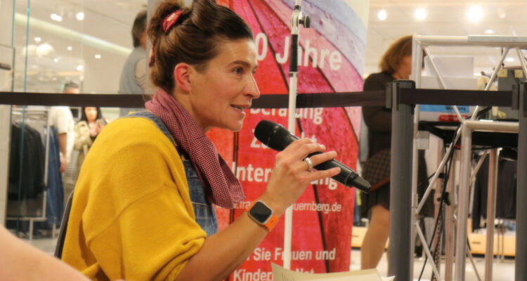 Autorin Katja Thienel mit Mikrofon bei Lesung