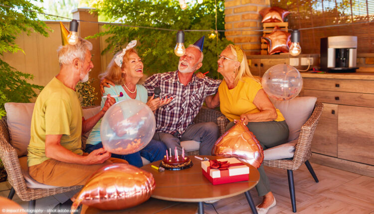 Best Ager bei Karaoke-Party im Garten