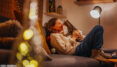Frau auf Couch mit Katze