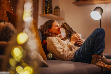 Frau auf Couch mit Katze
