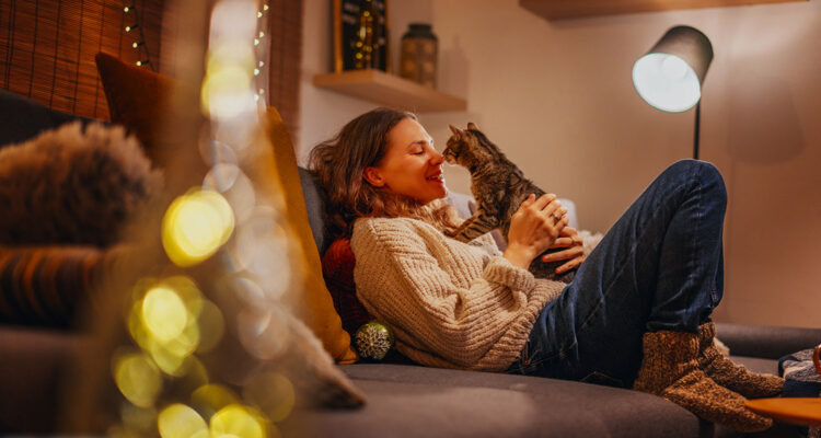 Frau auf Couch mit Katze